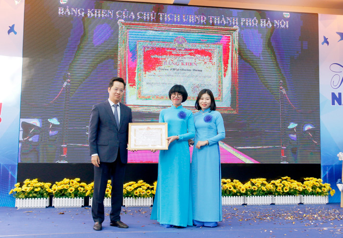 Ông Vũ Đăng Định - Bí thư Quận ủy Hoàn Kiếm trao Bằng khen của Chủ tịch Ủy ban nhân dân thành phố Hà Nội cho Trường Trung học cơ sở Chương Dương. Ông Vũ Đăng Định - Bí thư Quận ủy Hoàn Kiếm trao Bằng khen của Chủ tịch Ủy ban nhân dân thành phố Hà Nội cho Trường Trung học cơ sở Chương Dương.