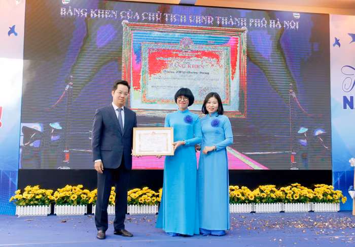 Ông Vũ Đăng Định - Bí thư Quận ủy Hoàn Kiếm trao Bằng khen của Chủ tịch Ủy ban nhân dân thành phố Hà Nội cho Trường Trung học cơ sở Chương Dương. Ông Vũ Đăng Định - Bí thư Quận ủy Hoàn Kiếm trao Bằng khen của Chủ tịch Ủy ban nhân dân thành phố Hà Nội cho Trường Trung học cơ sở Chương Dương.