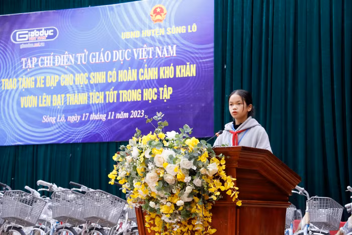 Em Nguyễn Lan Anh - lớp 9A (Trường Trung học cơ sở Yên Thạch) thay mặt cho 70 học sinh gửi lời cảm ơn đến Tạp chí. Em Nguyễn Lan Anh - lớp 9A (Trường Trung học cơ sở Yên Thạch) thay mặt cho 70 học sinh gửi lời cảm ơn đến Tạp chí.