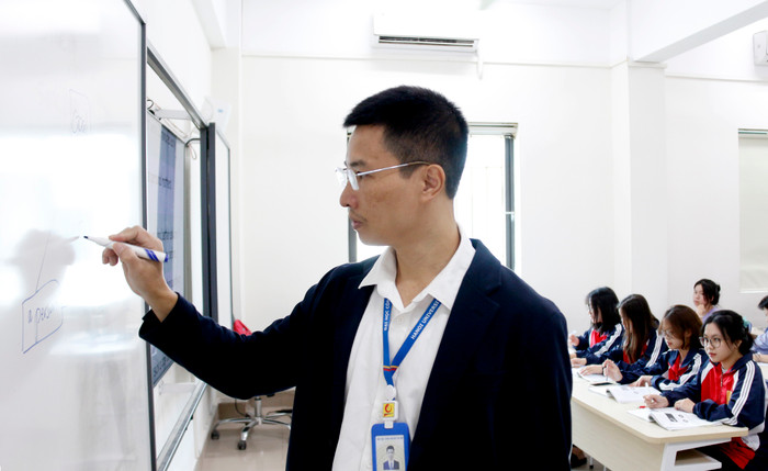 Theo Phó Giáo sư, Tiến sĩ Lê Ba Phong, khi bước vào giai đoạn nghiên cứu, một nhà khoa học thường cần sự tập trung nhiều hơn, chứ không phải là đang tách rời cuộc sống. Ảnh: Mộc Trà. Theo Phó Giáo sư, Tiến sĩ Lê Ba Phong, khi bước vào giai đoạn nghiên cứu, một nhà khoa học thường cần sự tập trung nhiều hơn, chứ không phải là đang tách rời cuộc sống. Ảnh: Mộc Trà.