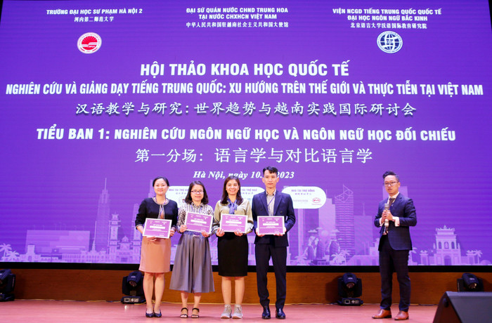 Trao chứng nhận cho các báo cáo viên. Trao chứng nhận cho các báo cáo viên.