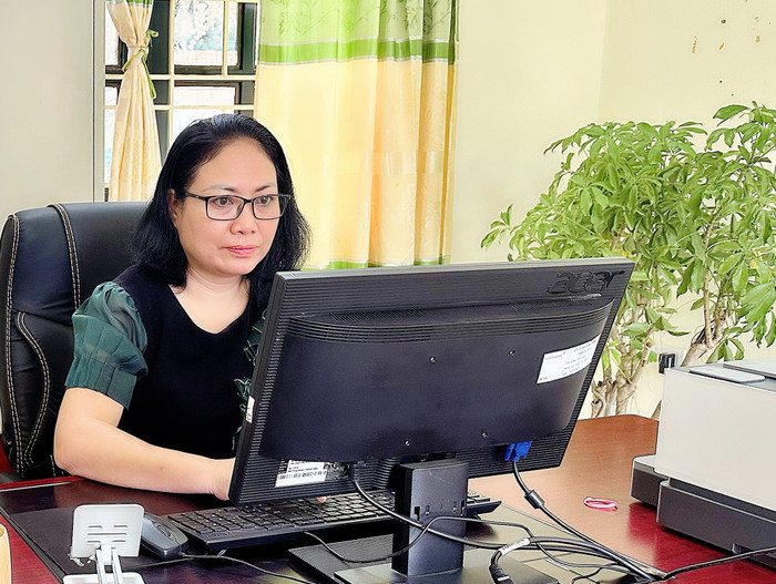 Cô Nguyễn Thị Minh Hồng - Hiệu trưởng Trường Phổ thông dân tộc bán trú Tiểu học Leng Su Sìn. Ảnh: M.H. Cô Nguyễn Thị Minh Hồng - Hiệu trưởng Trường Phổ thông dân tộc bán trú Tiểu học Leng Su Sìn. Ảnh: M.H.