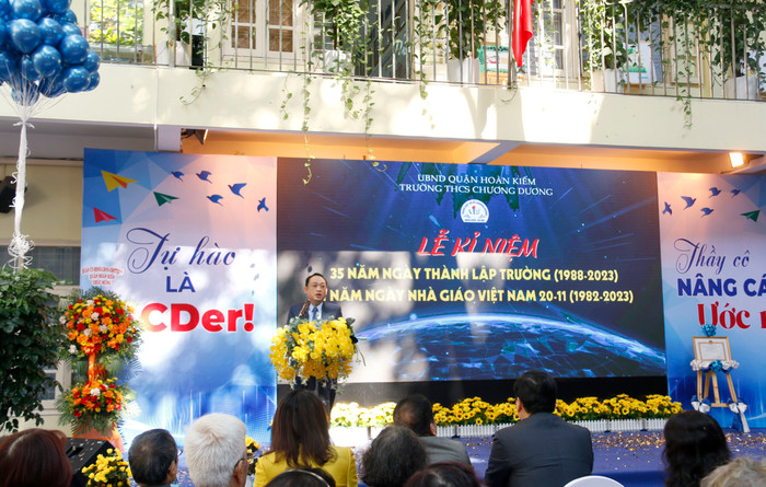 Đại diện cựu học sinh gửi lời tri ân đến các thầy cô. Đại diện cựu học sinh gửi lời tri ân đến các thầy cô.