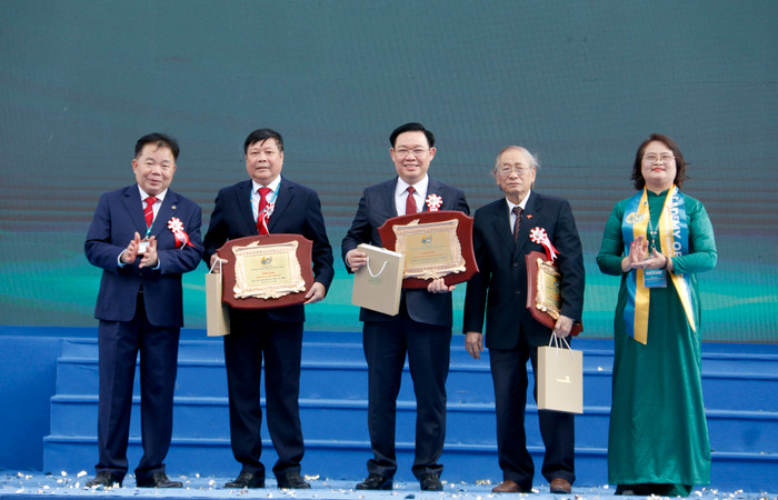 Giám đốc Học viện Tài chính, Phó Giáo sư, Tiến sĩ, Nhà giáo Nhân dân Nguyễn Trọng Cơ trao biểu trưng Nhà giáo tiêu biểu vinh danh Chủ tịch Quốc hội Vương Đình Huệ và một số nhà giáo lão thành qua các thời kỳ. Giám đốc Học viện Tài chính, Phó Giáo sư, Tiến sĩ, Nhà giáo Nhân dân Nguyễn Trọng Cơ trao biểu trưng Nhà giáo tiêu biểu vinh danh Chủ tịch Quốc hội Vương Đình Huệ và một số nhà giáo lão thành qua các thời kỳ.