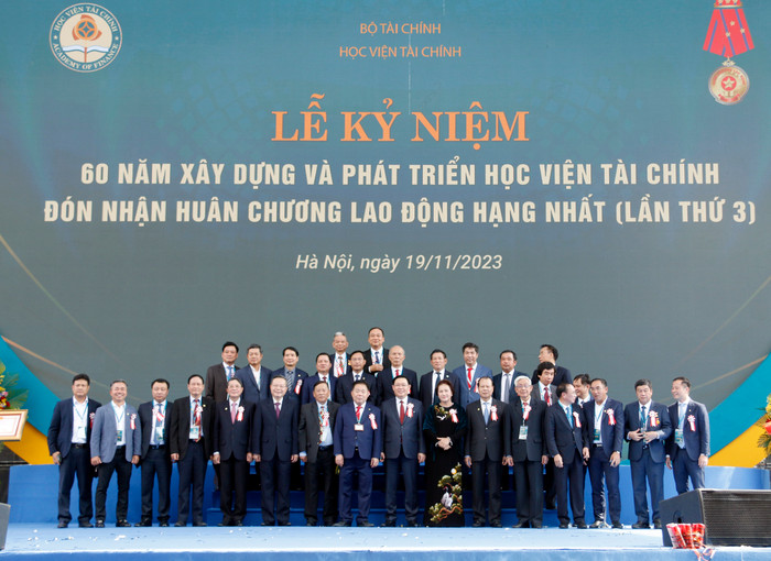 Các đại biểu chụp ảnh kỷ niệm. Các đại biểu chụp ảnh kỷ niệm.