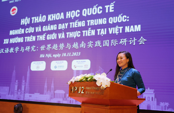 Tiến sĩ Trần Linh Chi - Trưởng khoa Tiếng Trung Quốc (Trường Đại học Sư phạm Hà Nội 2) phát biểu tham luận. Tiến sĩ Trần Linh Chi - Trưởng khoa Tiếng Trung Quốc (Trường Đại học Sư phạm Hà Nội 2) phát biểu tham luận.