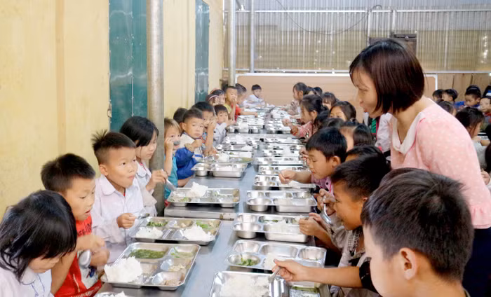 Một bữa ăn bán trú tại Điện Biên. Ảnh: Huệ Phương.