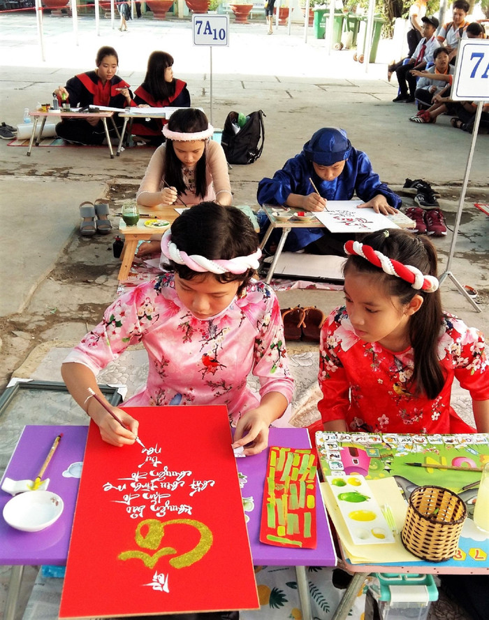 Học sinh tham gia cuộc thi thư pháp mừng ngày 20/11. Ảnh: Sở GDĐT An Giang cung cấp. Học sinh tham gia cuộc thi thư pháp mừng ngày 20/11. Ảnh: Sở GDĐT An Giang cung cấp.