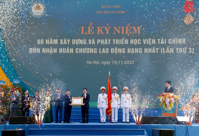 Chủ tịch Quốc hội Vương Đình Huệ trao Huân chương Lao động hạng Nhất lần thứ 3 cho Học viện Tài chính. Chủ tịch Quốc hội Vương Đình Huệ trao Huân chương Lao động hạng Nhất lần thứ 3 cho Học viện Tài chính.