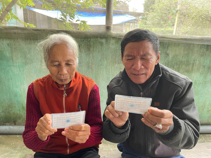 Người cao tuổi rất yên tâm khi cầm tấm thẻ bảo hiểm y tế trên tay. Ảnh minh họa: Hướng Dương.