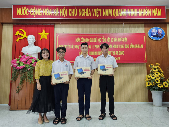 Cô Đồng Thị Anh Thi - Phó Hiệu trưởng Trường Trung học phổ thông Chuyên Thoại Ngọc Hầu trao laptop mini mà Bộ trưởng Bộ Giáo dục và Đào tạo Nguyễn Kim Sơn tặng nhân chuyến công tác tại An Giang cho các em học sinh. Ảnh: Sở GDĐT An Giang cung cấp. Cô Đồng Thị Anh Thi - Phó Hiệu trưởng Trường Trung học phổ thông Chuyên Thoại Ngọc Hầu trao laptop mini mà Bộ trưởng Bộ Giáo dục và Đào tạo Nguyễn Kim Sơn tặng nhân chuyến công tác tại An Giang cho các em học sinh. Ảnh: Sở GDĐT An Giang cung cấp.