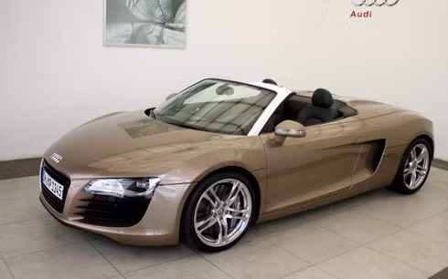 Cách đây vài ngày, lần đầu tiên phiên bản mui trần của Audi R8 xuất hiện ở Việt Nam. Nhưng siêu xe này chỉ ở lại tham gia Việt Nam Motor Show diễn ra vào cuối tháng 9 tại Hà Nội rồi lại tái xuất.