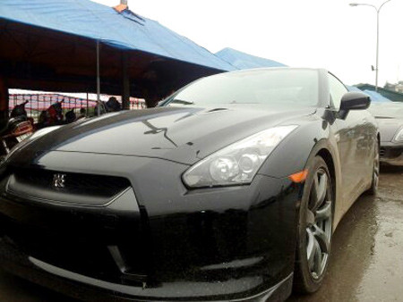 Siêu xe Nissan GT-R cũng thuộc diện tạm nhập tái xuất sang Trung Quốc. GT-R trang bị động cơ tăng áp turbin kép V6, dung tích 3,8 lít, công suất 480 mã lực, mô-men xoắn cực đại 588 Nm. Năng lượng động cơ được truyền tới các bánh thông qua hệ dẫn động 4 bánh AWD và hộp số tự động 6 cấp ly hợp kép. Giống như Infiniti G35 sedan, Nissan trang bị bộ cần chuyển số trên vô-lăng bằng nhôm bọc da.