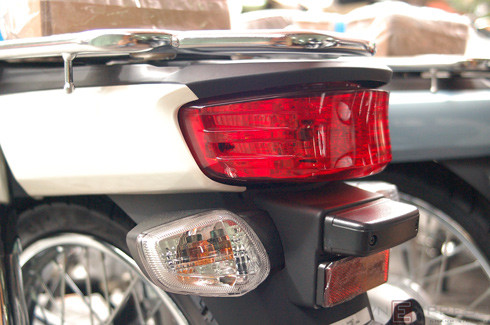 Xi-nhan trước, sau và đèn hậu đều được thiết kế lại.