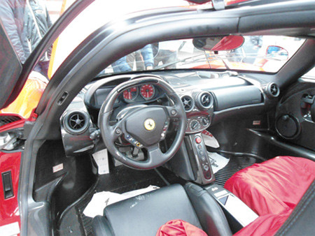 Enzo đỏ với nội thất tông đen.