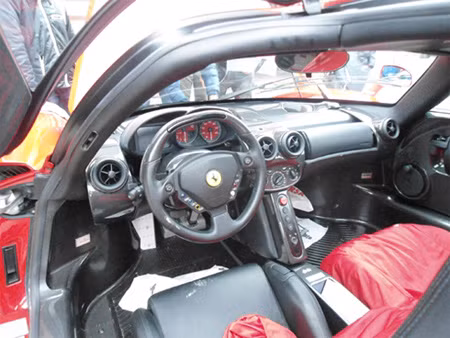 Enzo đỏ với nội thất tông đen.