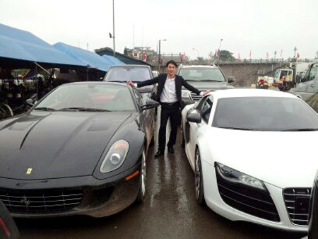 Ferrari 599 GTB xuất hiện cùng Audi R8 V10. Siêu xe màu trắng sử dụng động cơ 5.2 FSI, giống trên siêu xe Lamborghini Gallardo LP560-4 nhưng mạnh hơn. Công suất xe 518 mã lực và mô-men xoắn 530 Nm. Thời gian tăng tốc từ vị trí đứng im lên 100 km/h sau 3,9 giây trước khi đạt tốc độ tối đa 317 km/h. Mức tiêu hao nhiên liệu 21,38 lít/100 km đường nội thị và 13,84 lít/100 km đường quốc lộ.