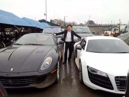 Ferrari 599 GTB xuất hiện cùng Audi R8 V10. Siêu xe màu trắng sử dụng động cơ 5.2 FSI, giống trên siêu xe Lamborghini Gallardo LP560-4 nhưng mạnh hơn. Công suất xe 518 mã lực và mô-men xoắn 530 Nm. Thời gian tăng tốc từ vị trí đứng im lên 100 km/h sau 3,9 giây trước khi đạt tốc độ tối đa 317 km/h. Mức tiêu hao nhiên liệu 21,38 lít/100 km đường nội thị và 13,84 lít/100 km đường quốc lộ.