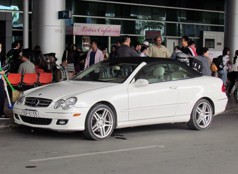 Mercedes CLK350 - chiếc mui trần 2 cửa 4 chỗ sơn màu trắng. Mercedes CLK350 - chiếc mui trần 2 cửa 4 chỗ sơn màu trắng.