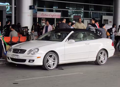 Mercedes CLK350 - chiếc mui trần 2 cửa 4 chỗ sơn màu trắng.