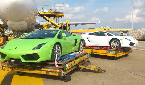Xuất hiện tại Tân Sơn Nhất sáng ngày 3/6 nhưng bộ ba Lamborghini Gallardo LP560-4 không "nhập tịch" Việt Nam mà chỉ quá cảnh trước khi sang Trung Quốc.
