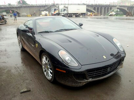 Cuối tháng 3, đầu tháng 4 năm nay, Ferrari 599 GTB xuất hiện ở thành phố Móng Cái, tỉnh Quảng Ninh. Siêu xe sử dụng động cơ 6 lít V12, 48 van, công suất 611 mã lực. Ngoài hộp số tay 6 cấp, khách hàng còn có thể chọn bản trang bị hộp số thủy lực 6 cấp được ứng dụng công nghệ từ sản xuất xe đua F1, nhờ vậy thời gian chuyển số trong vòng 100 phần nghìn giây. Siêu xe này tăng tốc 0-100 km/h sau 3,5 giây.