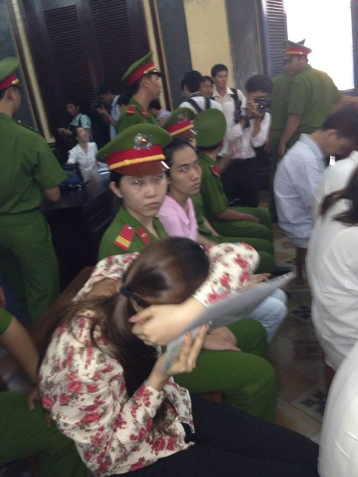 Bị cáo Thiên Kim lẩn tránh ống kính phóng viên. Ảnh: Dương Cầm Bị cáo Thiên Kim lẩn tránh ống kính phóng viên. Ảnh: Dương Cầm