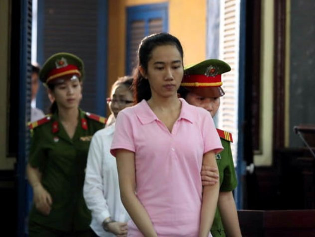 Bị cáo Võ Thị Mỹ Xuân được giải đến hội đồng xét xử Bị cáo Võ Thị Mỹ Xuân được giải đến hội đồng xét xử