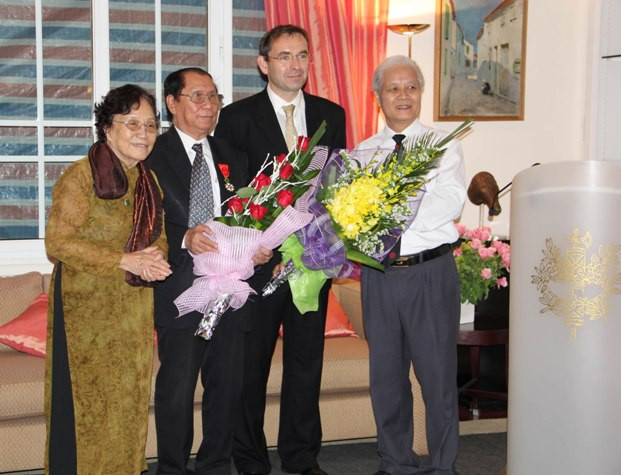 Nguyên Phó Chủ tịch nước Nguyễn Thị Bình (đứng đầu từ trái sang) chúc mừng ông Trịnh Ngọc Thái Nguyên Phó Chủ tịch nước Nguyễn Thị Bình (đứng đầu từ trái sang) chúc mừng ông Trịnh Ngọc Thái