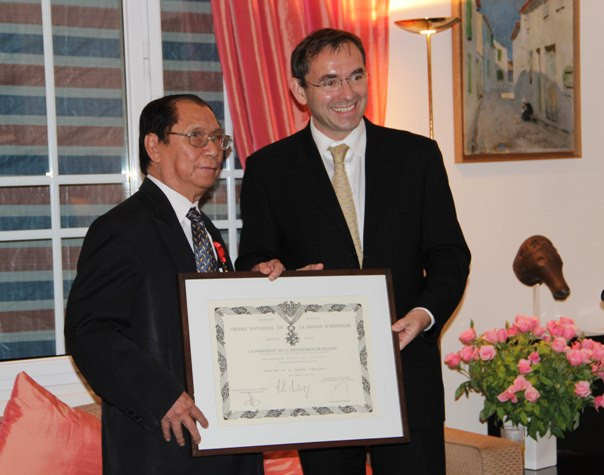 Đại sứ quán Pháp, ông Jean-Noël Poirier đã thay mặt Chính phủ Pháp trao Huân chương Bắc đẩu Bội tinh hạng Nhì (trong 5 Hạng) cho ông Trịnh Ngọc Thái Đại sứ quán Pháp, ông Jean-Noël Poirier đã thay mặt Chính phủ Pháp trao Huân chương Bắc đẩu Bội tinh hạng Nhì (trong 5 Hạng) cho ông Trịnh Ngọc Thái