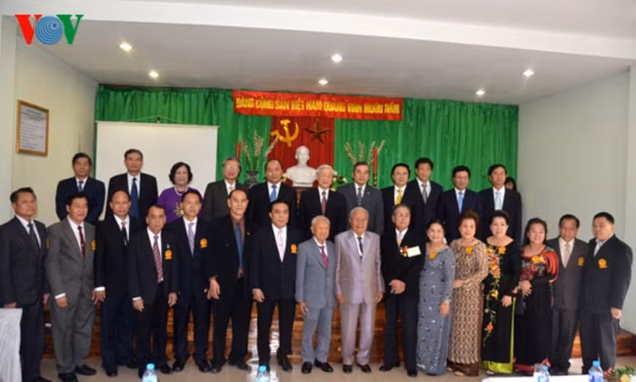 Bà con Việt Kiều tại Bangkok rất vui mừng được chụp ảnh chung với Tổng Bí thư Nguyễn Phú Trọng và đoàn đại biểu cấp cao Việt Nam