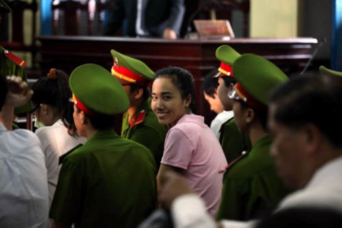 Nụ cười khó hiểu của cựu hoa hậu Võ Thị Mỹ Xuân tại HĐXX Nụ cười khó hiểu của cựu hoa hậu Võ Thị Mỹ Xuân tại HĐXX