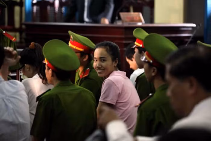 Nụ cười khó hiểu của cựu hoa hậu Võ Thị Mỹ Xuân tại HĐXX Nụ cười khó hiểu của cựu hoa hậu Võ Thị Mỹ Xuân tại HĐXX