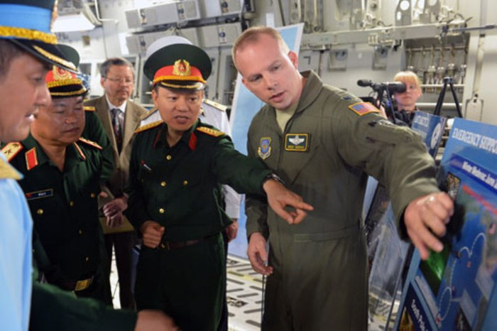 Thượng tướng cùng đoàn đi thăm Căn cứ không quân Lewis-McChord của Mỹ. Thượng tướng cùng đoàn đi thăm Căn cứ không quân Lewis-McChord của Mỹ.