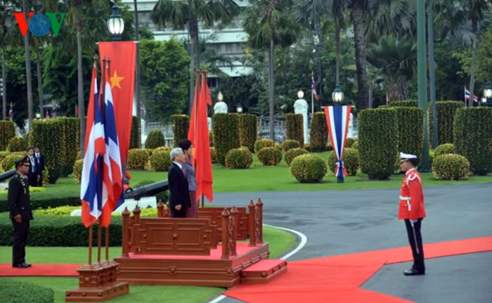 Tổng Bí thư Nguyễn Phú Trọng và Thủ tướng Yingluck Shinawatra trên bục danh dự trong tiếng nhạc Quốc ca hùng tráng của hai nước Việt Nam, Thái Lan