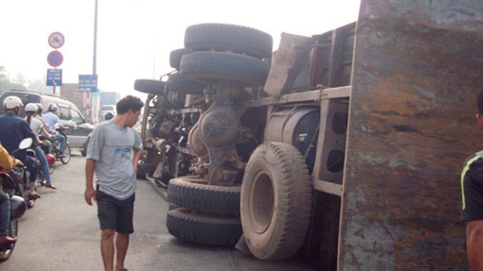 Chiếc xe tải bị lật nhào khiến tắc đường cục bộ