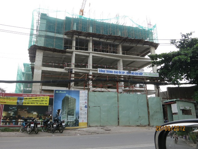 Dù được khởi công từ 10/3/2010 nhưng đến nay dự án chung cư La Bonita vẫn đang rất ngổn ngang Dù được khởi công từ 10/3/2010 nhưng đến nay dự án chung cư La Bonita vẫn đang rất ngổn ngang