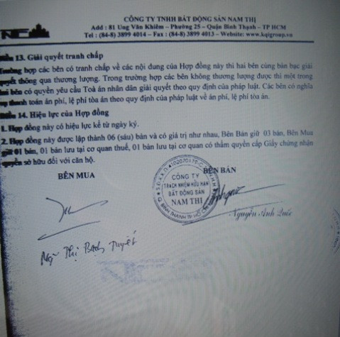 Đại diện Công ty TNHH BĐS Nam Thị ông Nguyễn Anh Quốc đã ký hợp đồng mua bán nhà với bà Nguyễn Thị Bạch Tuyết