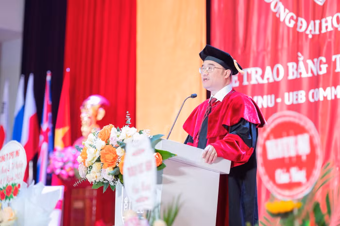 Phó giáo sư, Tiến sĩ Nguyễn Trúc Lê - Bí thư Đảng ủy, Chủ tịch Hội đồng Trường mong muốn nhà trường sẽ tiếp tục được chào đón và đồng hành cùng các Cử nhân, Thạc sĩ, Tiến sĩ trên những chặng đường học tập tiếp theo Phó giáo sư, Tiến sĩ Nguyễn Trúc Lê - Bí thư Đảng ủy, Chủ tịch Hội đồng Trường mong muốn nhà trường sẽ tiếp tục được chào đón và đồng hành cùng các Cử nhân, Thạc sĩ, Tiến sĩ trên những chặng đường học tập tiếp theo