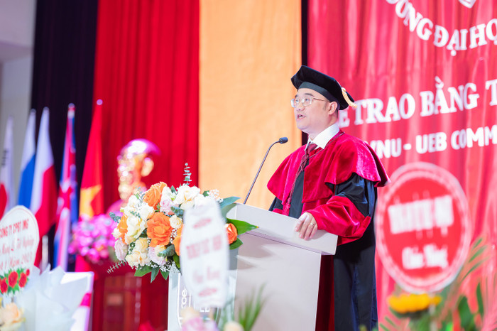 Phó giáo sư, Tiến sĩ Nguyễn Trúc Lê - Bí thư Đảng ủy, Chủ tịch Hội đồng Trường mong muốn nhà trường sẽ tiếp tục được chào đón và đồng hành cùng các Cử nhân, Thạc sĩ, Tiến sĩ trên những chặng đường học tập tiếp theo Phó giáo sư, Tiến sĩ Nguyễn Trúc Lê - Bí thư Đảng ủy, Chủ tịch Hội đồng Trường mong muốn nhà trường sẽ tiếp tục được chào đón và đồng hành cùng các Cử nhân, Thạc sĩ, Tiến sĩ trên những chặng đường học tập tiếp theo