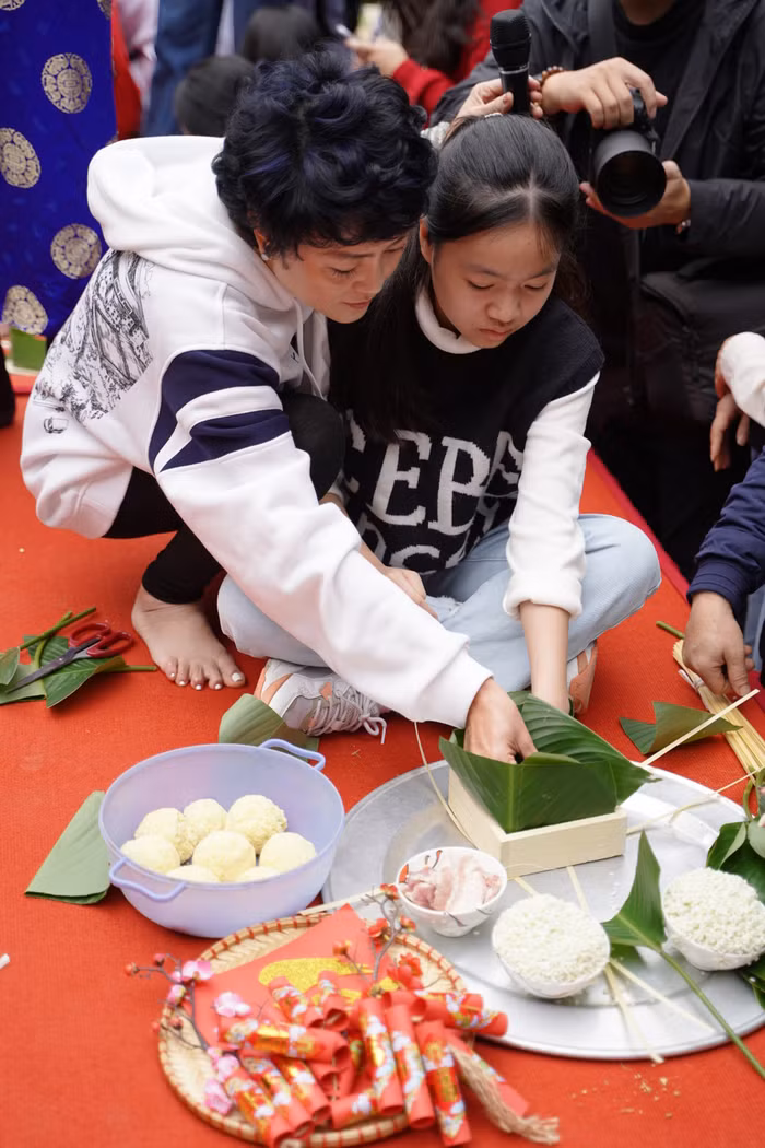 Cô Văn Thùy Dương - Phó Hiệu trưởng Trường Lương Thế Vinh hướng dẫn học trò gói bánh chưng