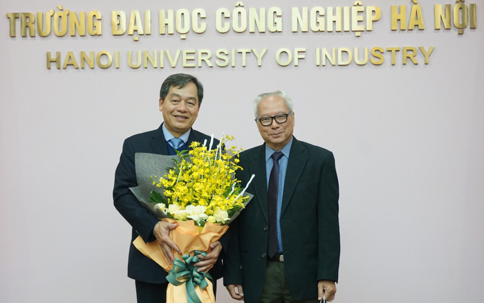 Cũng trong sáng ngày 05/1, Tiến sĩ Lê Viết Khuyến - đại diện Hiệp hội Các trường đại học cao đẳng Việt Nam đã trao kỷ niệm chương vì sự nghiệp giáo dục đại học, cao đẳng Việt Nam và tặng hoa chúc mừng cho Phó Giáo sư, Tiến sĩ Trần Đức Qúy – Hiệu trưởng Trường Đại học Công nghiệp Hà Nội chia sẻ tại tọa đàm (Ảnh: Linh Trang) Cũng trong sáng ngày 05/1, Tiến sĩ Lê Viết Khuyến - đại diện Hiệp hội Các trường đại học cao đẳng Việt Nam đã trao kỷ niệm chương vì sự nghiệp giáo dục đại học, cao đẳng Việt Nam và tặng hoa chúc mừng cho Phó Giáo sư, Tiến sĩ Trần Đức Qúy – Hiệu trưởng Trường Đại học Công nghiệp Hà Nội chia sẻ tại tọa đàm (Ảnh: Linh Trang)