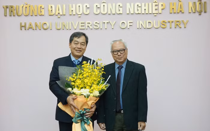 Cũng trong sáng ngày 05/1, Tiến sĩ Lê Viết Khuyến - đại diện Hiệp hội Các trường đại học cao đẳng Việt Nam đã trao kỷ niệm chương vì sự nghiệp giáo dục đại học, cao đẳng Việt Nam và tặng hoa chúc mừng cho Phó Giáo sư, Tiến sĩ Trần Đức Qúy – Hiệu trưởng Trường Đại học Công nghiệp Hà Nội chia sẻ tại tọa đàm (Ảnh: Linh Trang)
