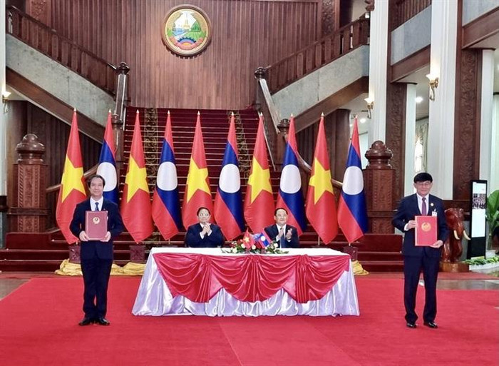 Bộ trưởng Bộ Giáo dục và Đào tạo Nguyễn Kim Sơn và Bộ trưởng Giáo dục và Thể thao Lào Phout Simmalavong trao đổi Nghị định thư về hợp tác đào tạo giữa 2 Chính phủ (ảnh: Bộ Giáo dục và Đào tạo)