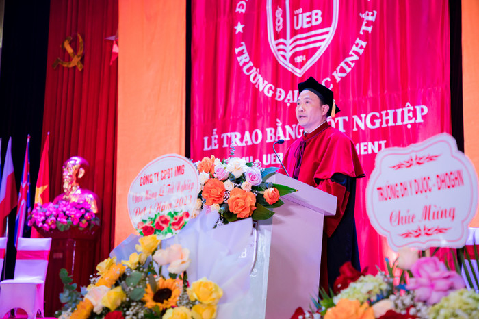 Phó giáo sư, Tiến sĩ Lê Trung Thành - Hiệu trưởng phát biểu tại Lễ trao bằng tốt nghiệp Phó giáo sư, Tiến sĩ Lê Trung Thành - Hiệu trưởng phát biểu tại Lễ trao bằng tốt nghiệp