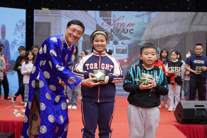 Thầy Nguyễn Quốc Bình - Hiệu trưởng Trường THCS-THPT Lương Thế Vinh cùng học trò trong Tết sẻ chia năm 2023