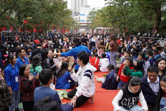 Hơn 2.000 học sinh tham gia hoạt động trải nghiệm gói bánh chưng