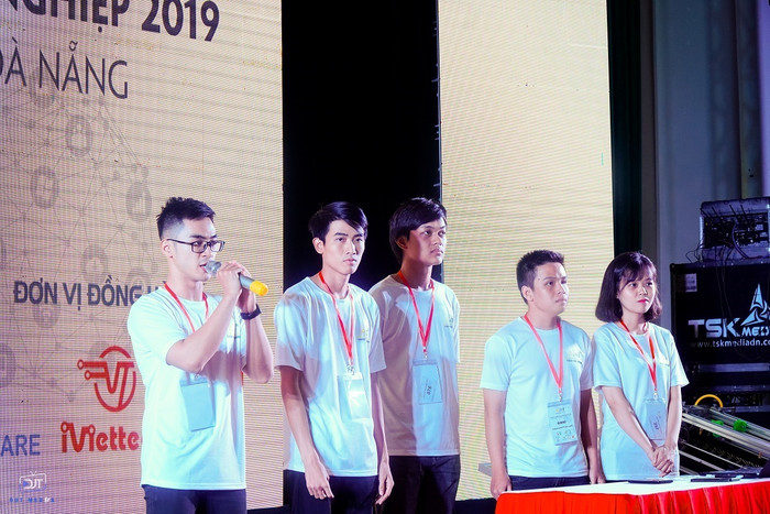Các thành viên trong nhóm Ominipark đã đầu tư rất công phu cho sản phẩm công nghệ của mình. Ảnh: AN Các thành viên trong nhóm Ominipark đã đầu tư rất công phu cho sản phẩm công nghệ của mình. Ảnh: AN