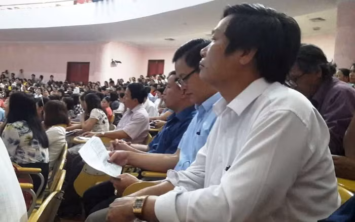 Các giáo viên lắng nghe Tổng chủ biên chương trình giáo dục phổ thông mới trình bày các điểm mới của chương trình này. Các giáo viên lắng nghe Tổng chủ biên chương trình giáo dục phổ thông mới trình bày các điểm mới của chương trình này.