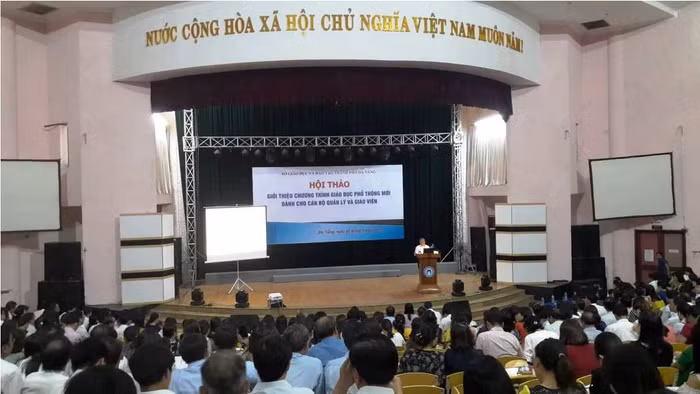 giáo sư Nguyễn Minh Thuyết - Tổng chủ biên chương trình giáo dục phổ thông mới trò chuyện với 1.000 giáo viên, cán bộ quản lý giáo dục của Đà Nẵng, Quảng Nam, Thừa Thiên Huế. Ảnh: TT giáo sư Nguyễn Minh Thuyết - Tổng chủ biên chương trình giáo dục phổ thông mới trò chuyện với 1.000 giáo viên, cán bộ quản lý giáo dục của Đà Nẵng, Quảng Nam, Thừa Thiên Huế. Ảnh: TT